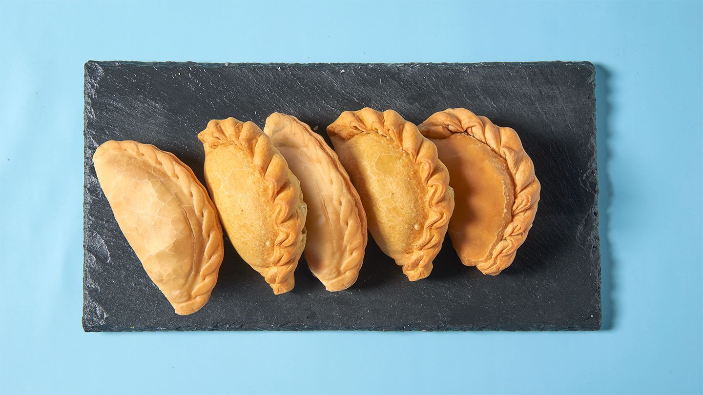 Fünf handgemachte Empanadas Argentinas auf Schiefer