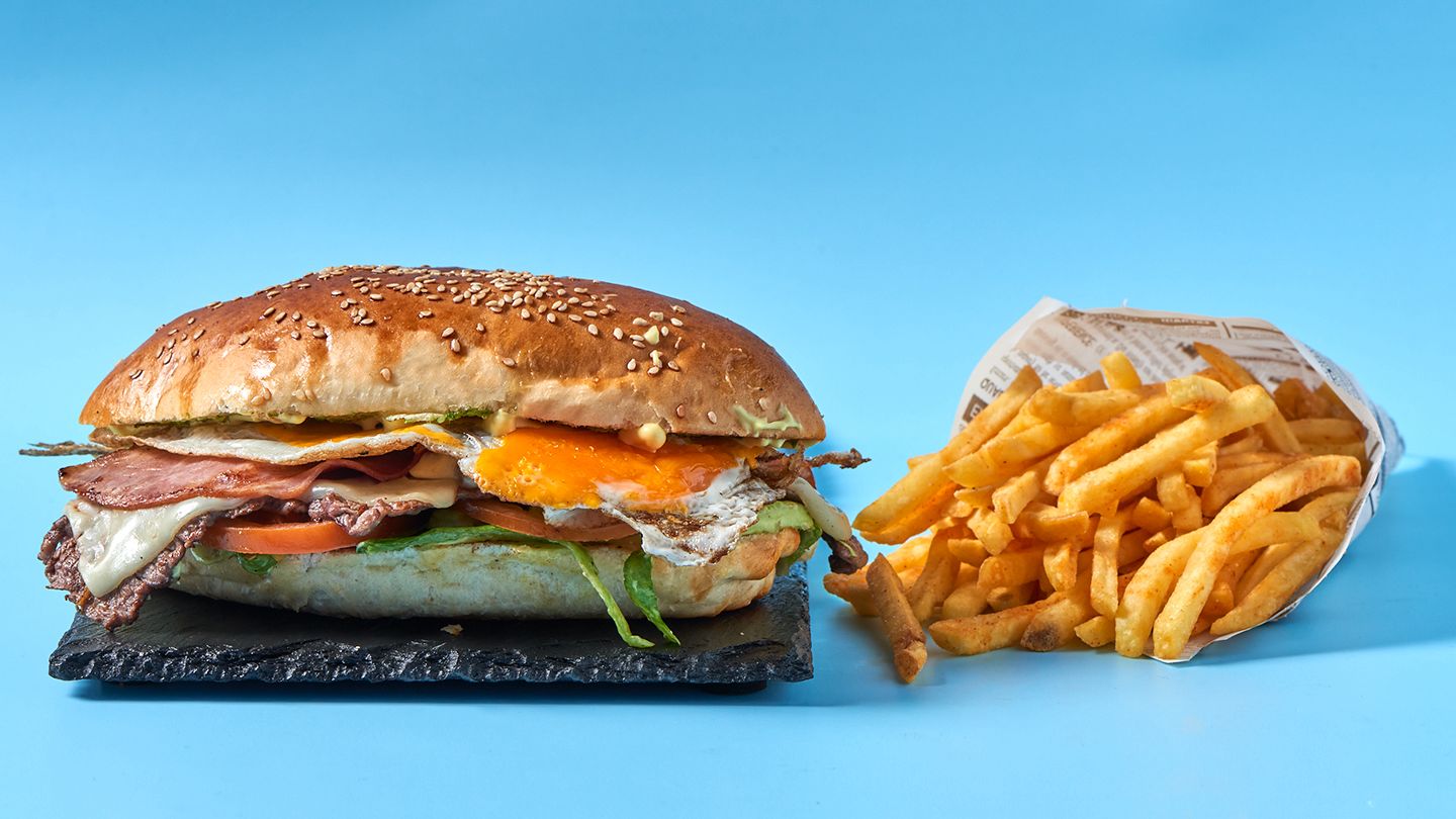 Lomito Steak Sandwich mit Pommes